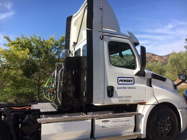 
Penske Truck Leasing Receives Battery-Electric Class 8 Truck from Daimler
